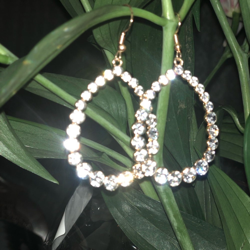 ❤️🆕 NWT Gold toned rhinestone pear shaped earring